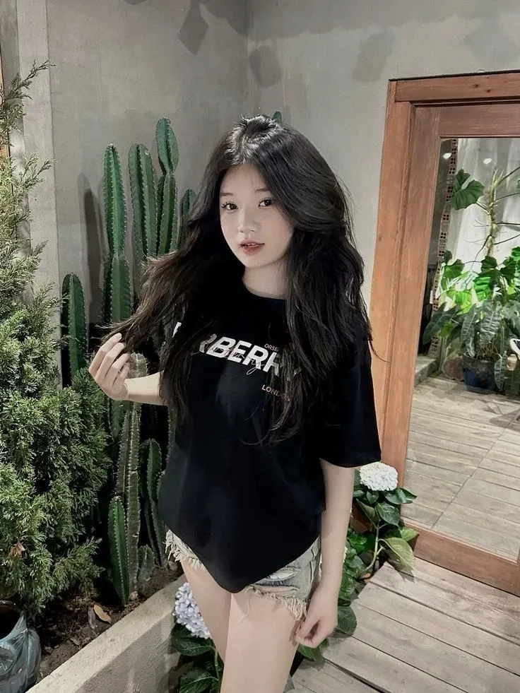 Ảnh gái mặc quần ngắn với túi đeo chéo mang phong cách hiện đại và thoải mái