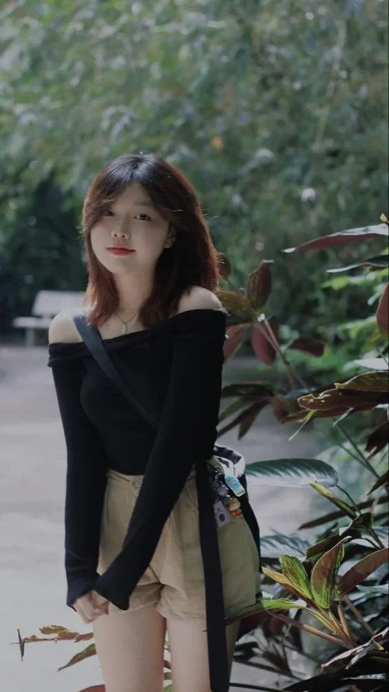 Ảnh gái mặc quần ngắn với áo sơ mi trắng mang phong cách thanh lịch nổi bật