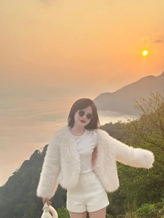 Ảnh gái mặc quần ngắn với túi xách mini làm nổi bật phong cách tinh tế