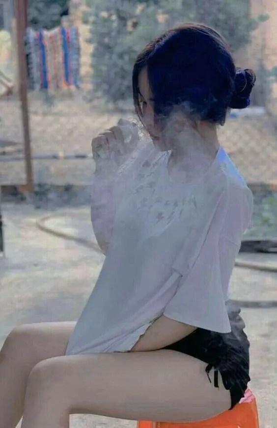 Ảnh gái mặc quần ngắn với áo sơ mi mang nét thanh lịch nhẹ nhàng