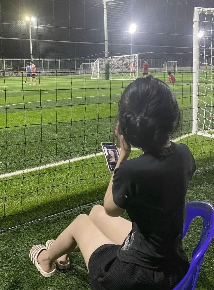 Ảnh gái mặc quần ngắn với dép xỏ ngón mang phong cách thoải mái giản dị