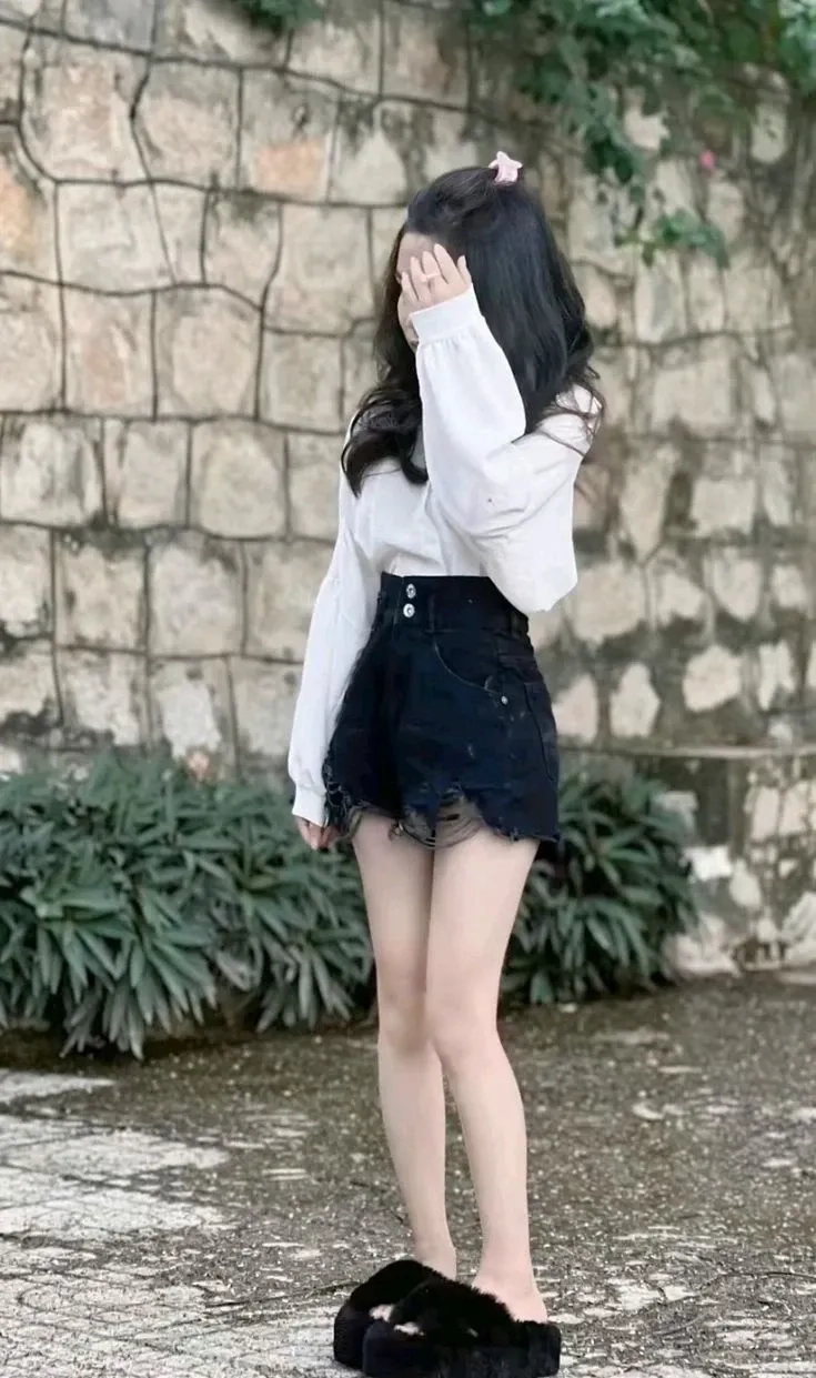 Ảnh gái mặc quần short vải thể hiện vẻ đẹp dịu dàng và thoải mái