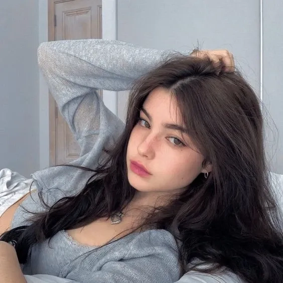 Hot girl Mỹ trong quán cà phê tạo cảm giác thư giãn và năng động