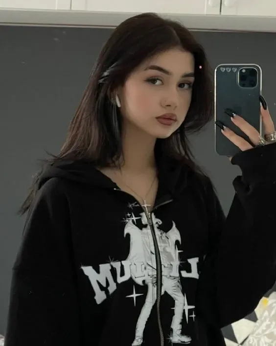 Hoa hậu Mỹ trong buổi phỏng vấn thể hiện phong thái tự tin và thân thiện