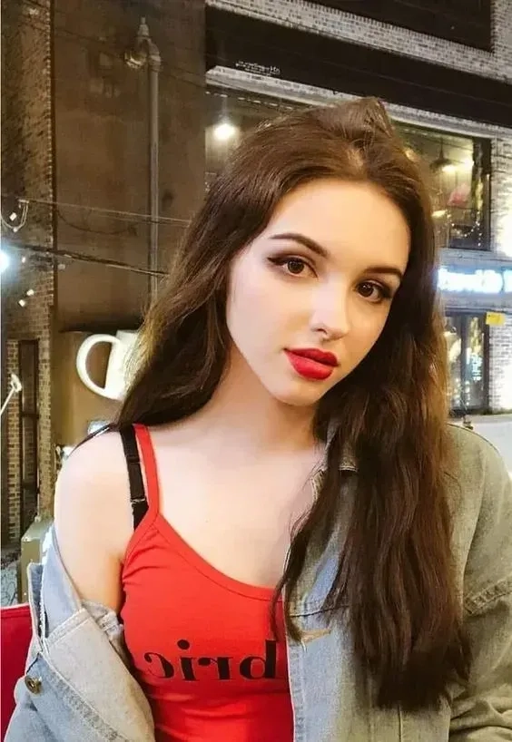 Diễn viên nữ Mỹ trên thảm đỏ với phong thái cuốn hút và thần thái tỏa sáng