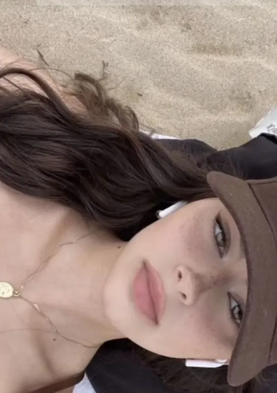 Ảnh người mẫu Mỹ trong studio làm nổi bật nét đẹp nghệ thuật độc đáo