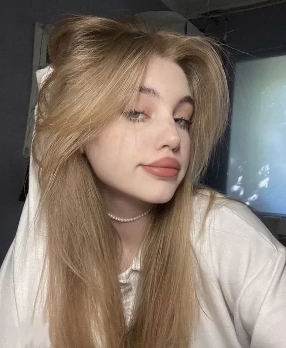 Hình nền gái Tây cho điện thoại phù hợp với mọi kích thước màn hình