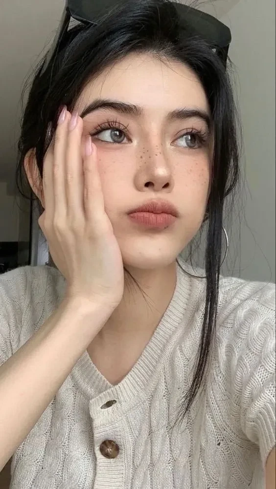 Hình ảnh phụ nữ Nga xinh đẹp với vẻ đẹp tinh tế và dịu dàng