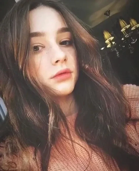 Ảnh hot girl Tây trên Facebook với phong cách trẻ trung và cá tính