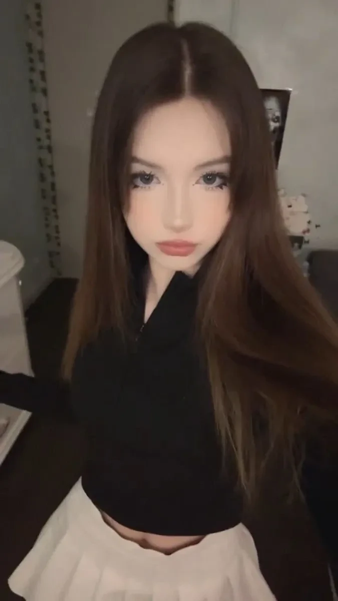 Ảnh gái Tây chân dung với vẻ đẹp sắc sảo và cuốn hút