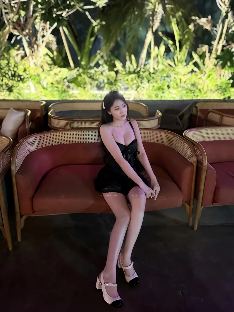 Ảnh gái đeo kính với vẻ đẹp tinh tế và duyên dáng