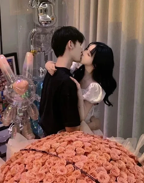 Ảnh đôi yêu nhau dễ thương với những khoảnh khắc ngọt ngào