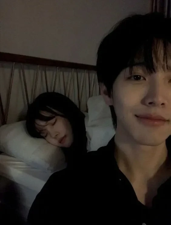 Ảnh đôi yêu nhau nắm tay trong khoảnh khắc gắn kết đặc biệt