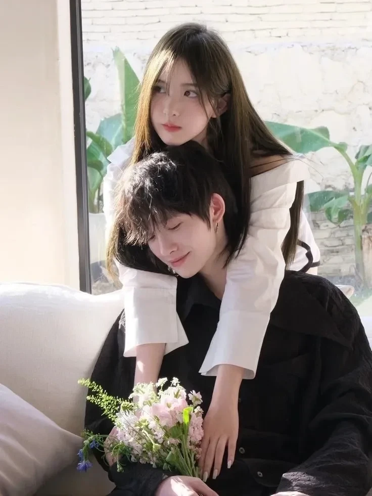 Hình nền cặp đôi lãng mạn với không gian tràn đầy yêu thương