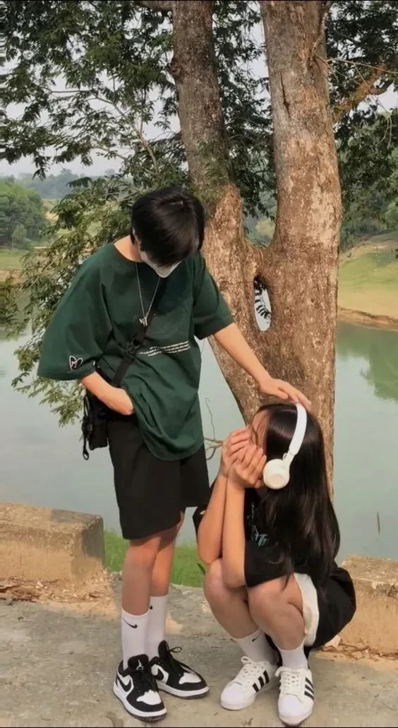 Hình ảnh cặp đôi hôn nhau thể hiện tình cảm lãng mạn sâu sắc